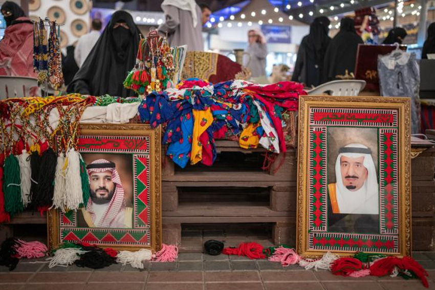 Potret Putra Mahkota di pasar loak Riyadh